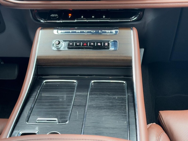 Lincoln Aviator Vehicle Full-screen Gallery Image 15