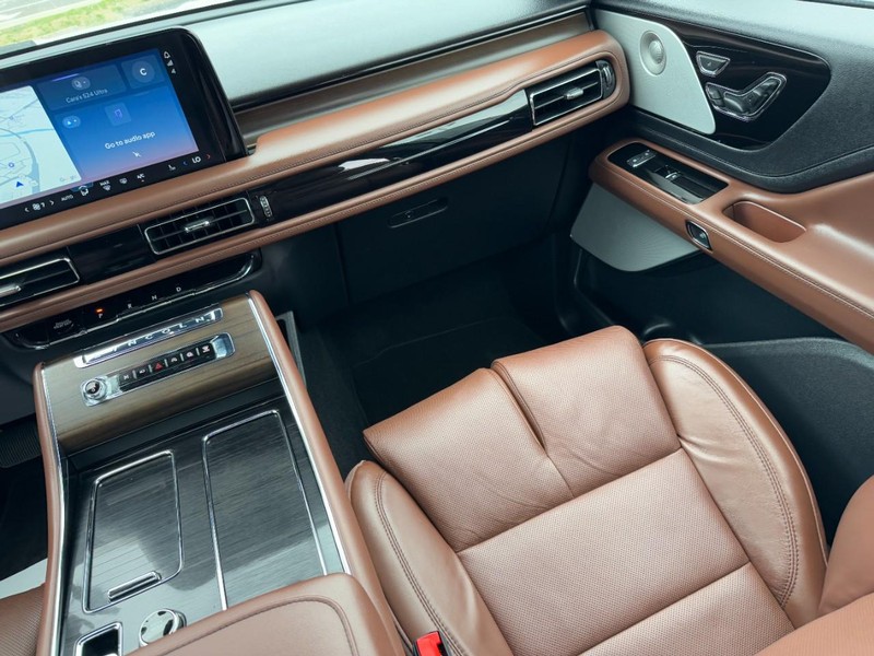 Lincoln Aviator Vehicle Full-screen Gallery Image 16