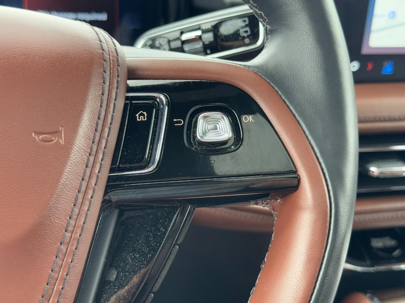 Lincoln Aviator Vehicle Full-screen Gallery Image 19