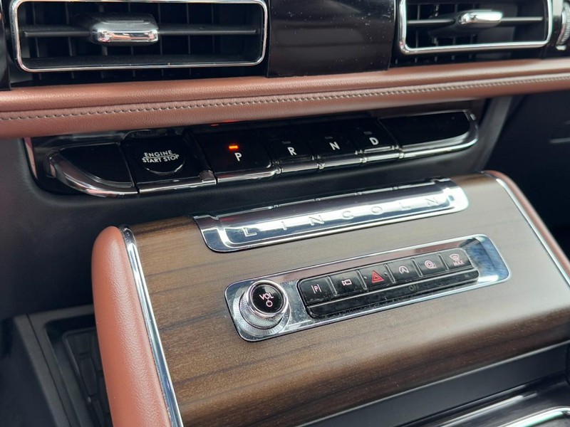 Lincoln Aviator Vehicle Full-screen Gallery Image 21