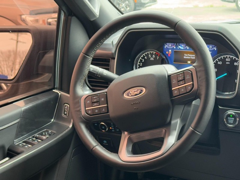 Ford F-150 Vehicle Full-screen Gallery Image 12