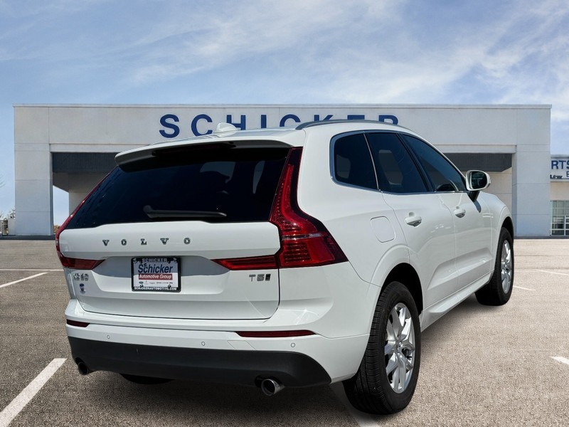 Volvo XC60 Vehicle Full-screen Gallery Image 03