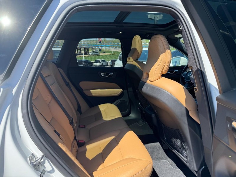 Volvo XC60 Vehicle Full-screen Gallery Image 10