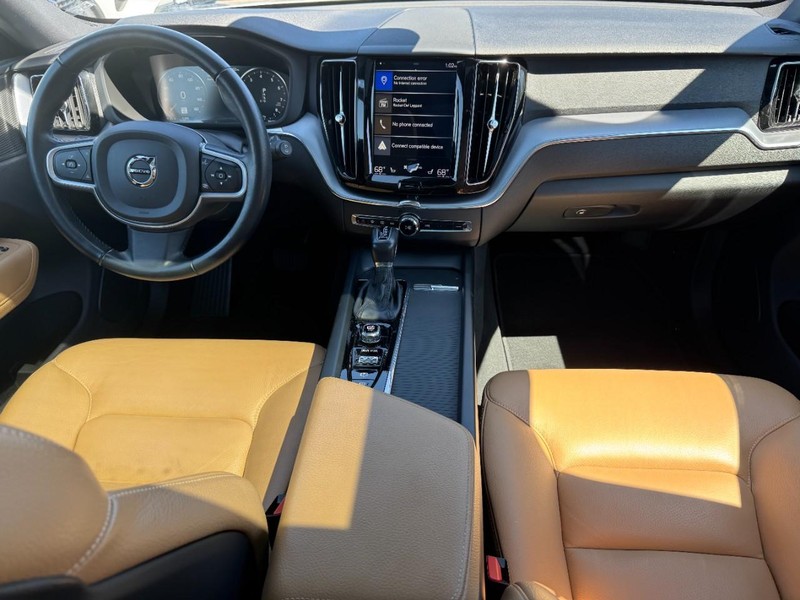 Volvo XC60 Vehicle Full-screen Gallery Image 11