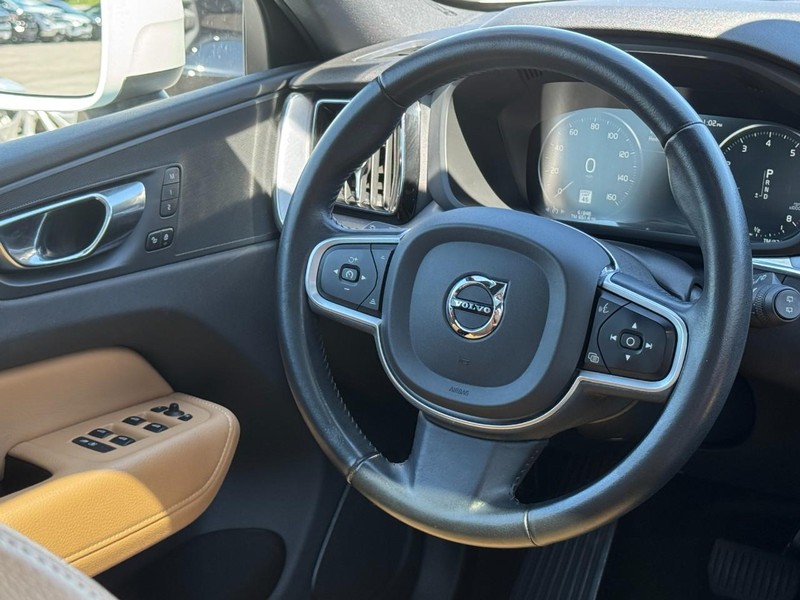 Volvo XC60 Vehicle Full-screen Gallery Image 12