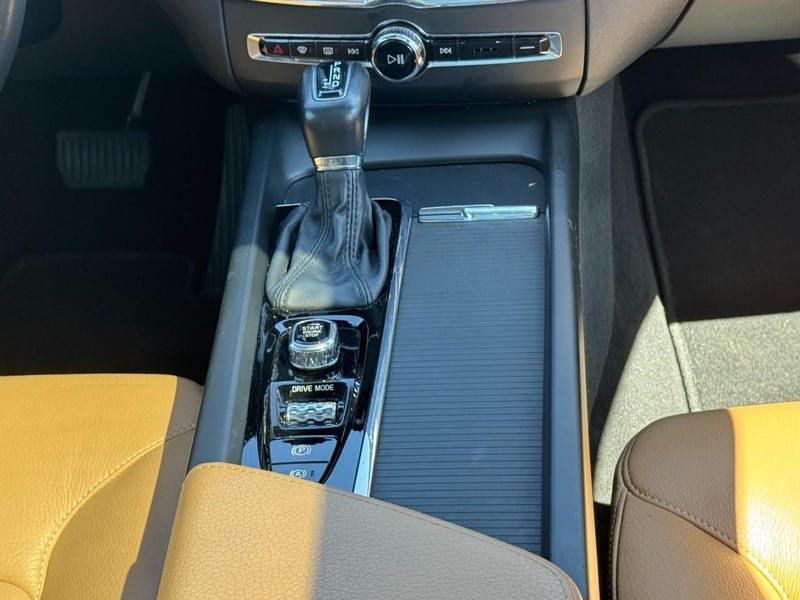 Volvo XC60 Vehicle Full-screen Gallery Image 14