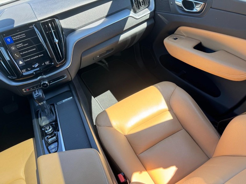 Volvo XC60 Vehicle Full-screen Gallery Image 15