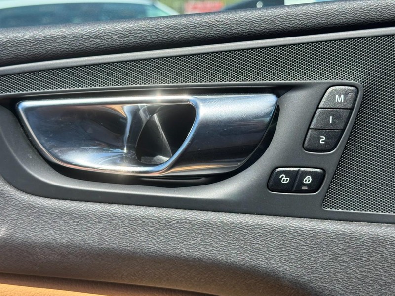 Volvo XC60 Vehicle Full-screen Gallery Image 16