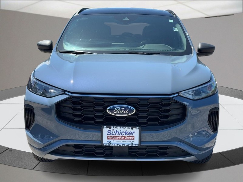 Ford Escape Vehicle Full-screen Gallery Image 09