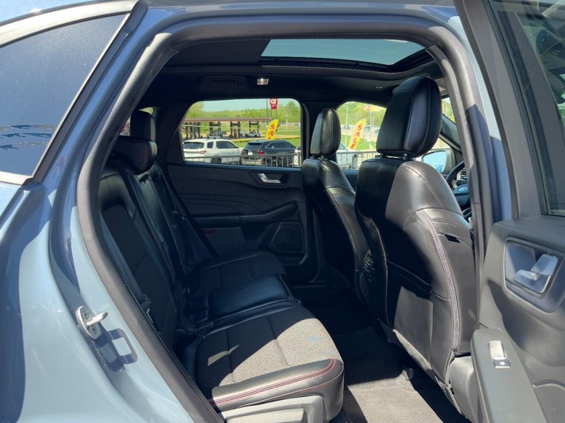 Ford Escape Vehicle Full-screen Gallery Image 10
