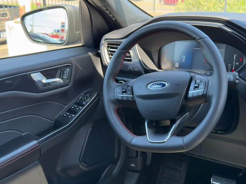Ford Escape Vehicle Full-screen Gallery Image 12