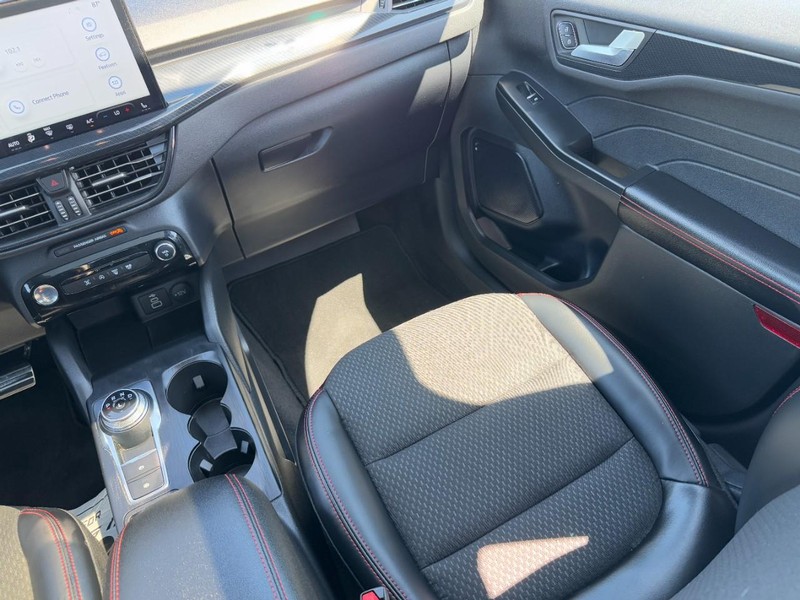 Ford Escape Vehicle Full-screen Gallery Image 15