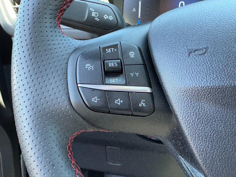 Ford Escape Vehicle Full-screen Gallery Image 16