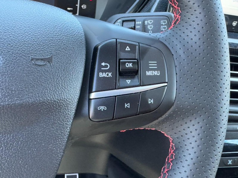 Ford Escape Vehicle Full-screen Gallery Image 17