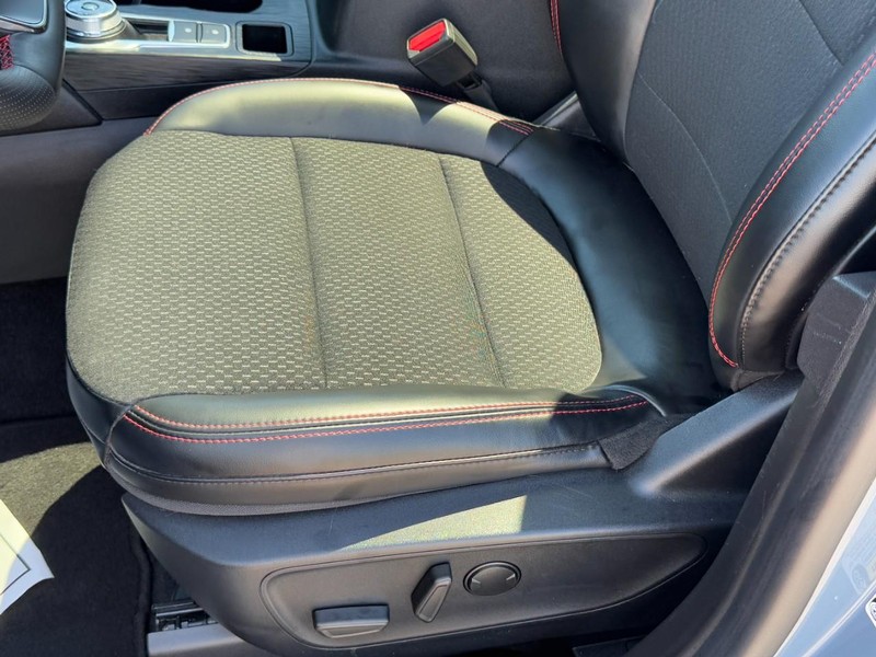Ford Escape Vehicle Full-screen Gallery Image 24