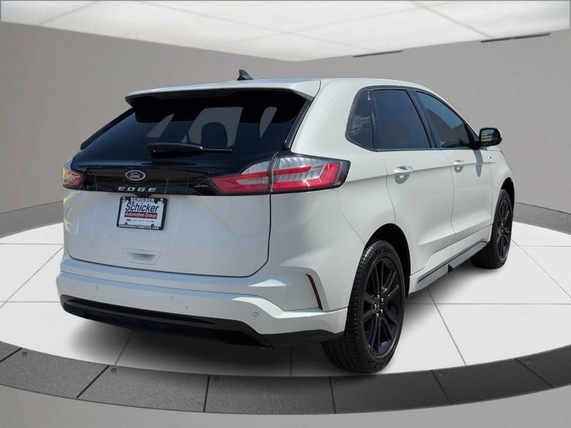 Ford Edge Vehicle Full-screen Gallery Image 03