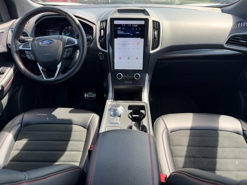 Ford Edge Vehicle Full-screen Gallery Image 11