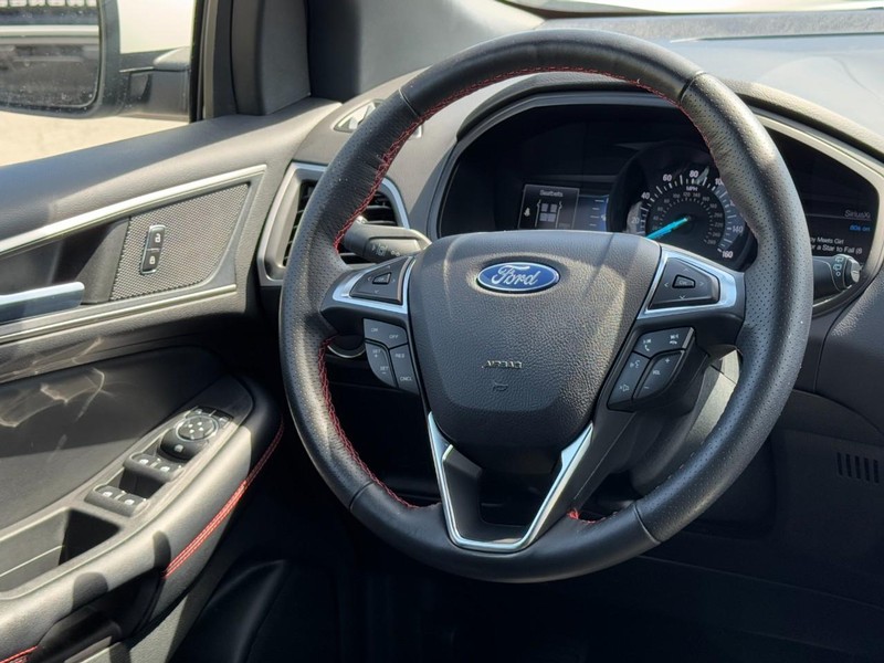Ford Edge Vehicle Full-screen Gallery Image 12