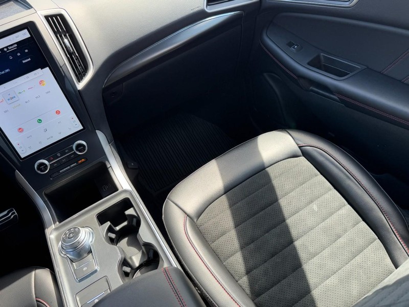 Ford Edge Vehicle Full-screen Gallery Image 15