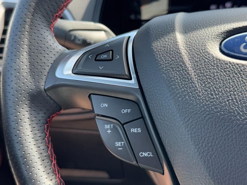 Ford Edge Vehicle Full-screen Gallery Image 16