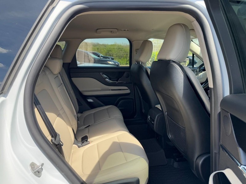 Lincoln Corsair Vehicle Full-screen Gallery Image 10