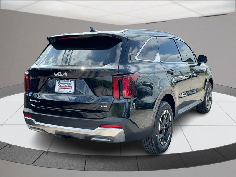Kia Sorento Vehicle Full-screen Gallery Image 03