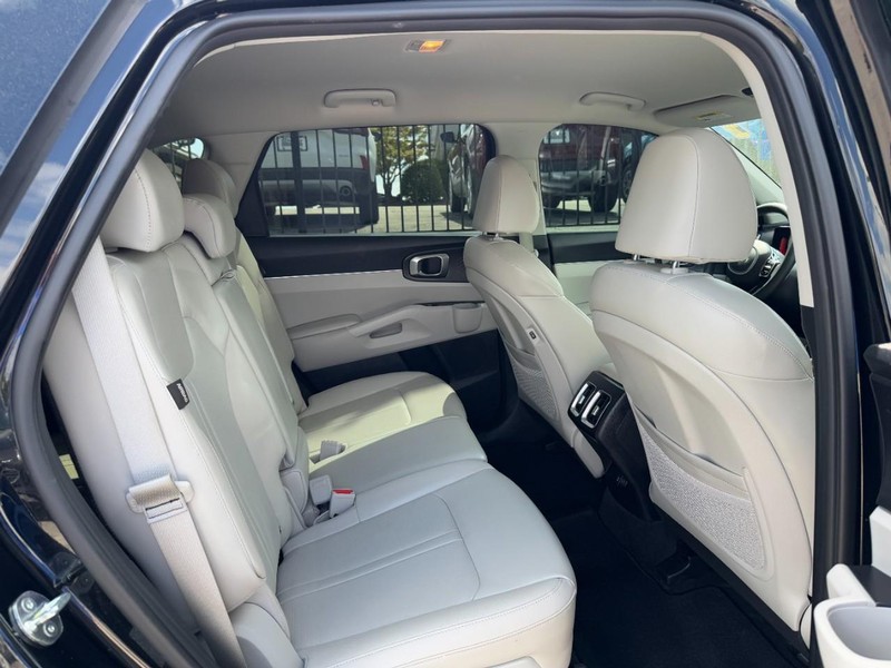 Kia Sorento Vehicle Full-screen Gallery Image 10