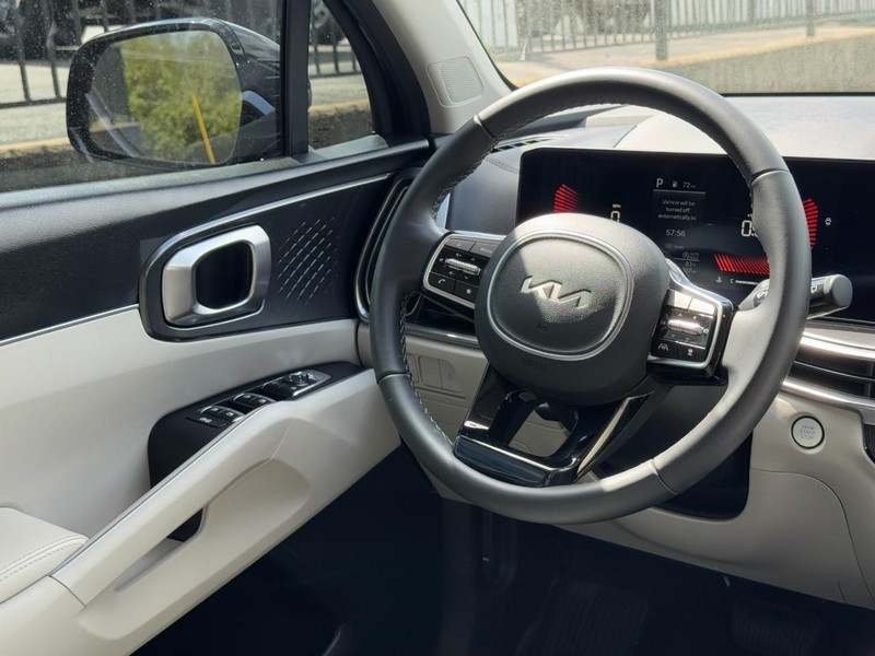 Kia Sorento Vehicle Full-screen Gallery Image 13