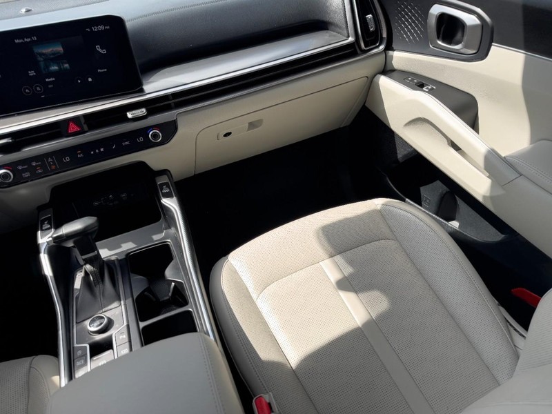 Kia Sorento Vehicle Full-screen Gallery Image 16