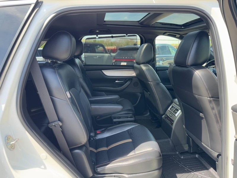 Mazda CX-90 Vehicle Full-screen Gallery Image 10
