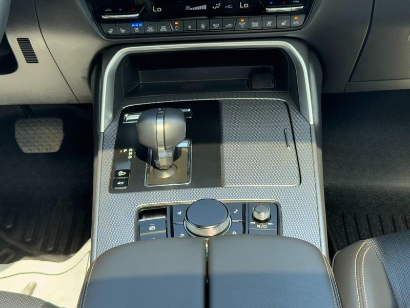 Mazda CX-90 Vehicle Full-screen Gallery Image 15