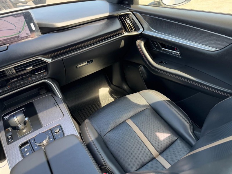 Mazda CX-90 Vehicle Full-screen Gallery Image 16