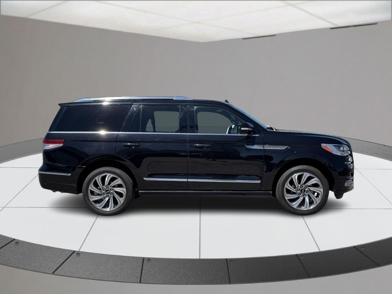 Lincoln Navigator Vehicle Full-screen Gallery Image 02