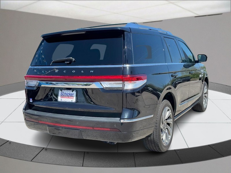 Lincoln Navigator Vehicle Full-screen Gallery Image 03