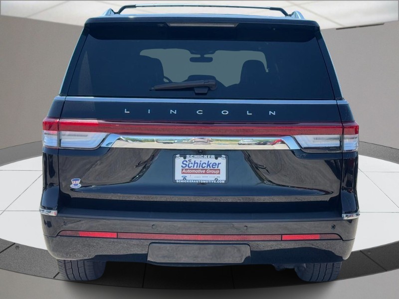 Lincoln Navigator Vehicle Full-screen Gallery Image 04