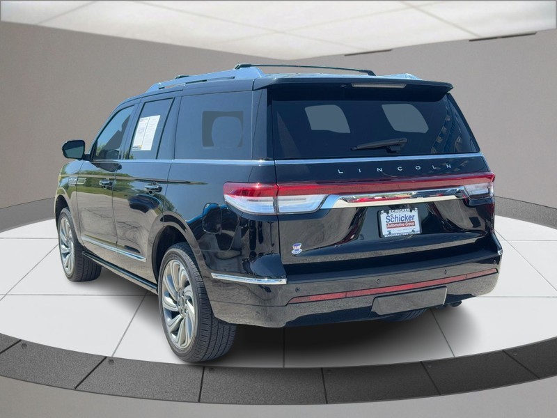 Lincoln Navigator Vehicle Full-screen Gallery Image 06