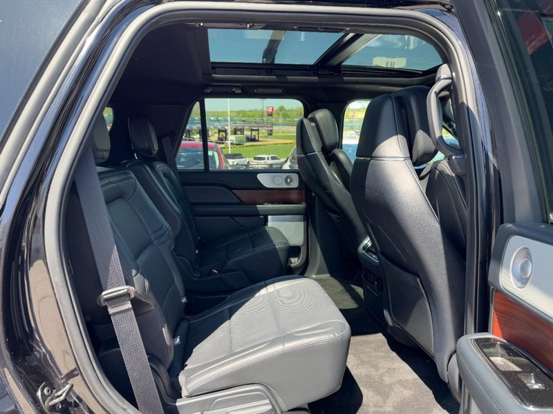 Lincoln Navigator Vehicle Full-screen Gallery Image 10