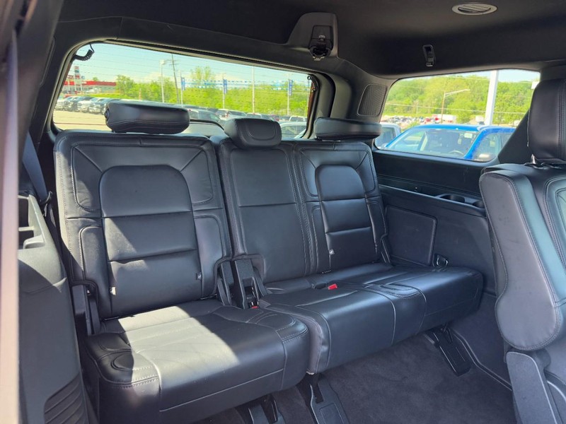 Lincoln Navigator Vehicle Full-screen Gallery Image 11