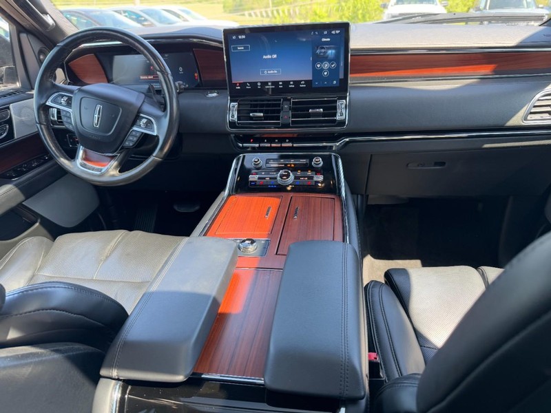 Lincoln Navigator Vehicle Full-screen Gallery Image 12
