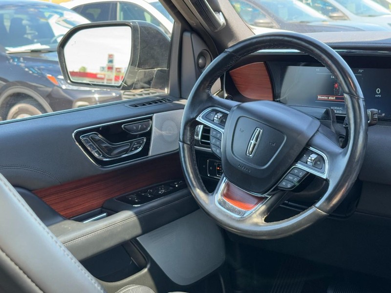 Lincoln Navigator Vehicle Full-screen Gallery Image 13