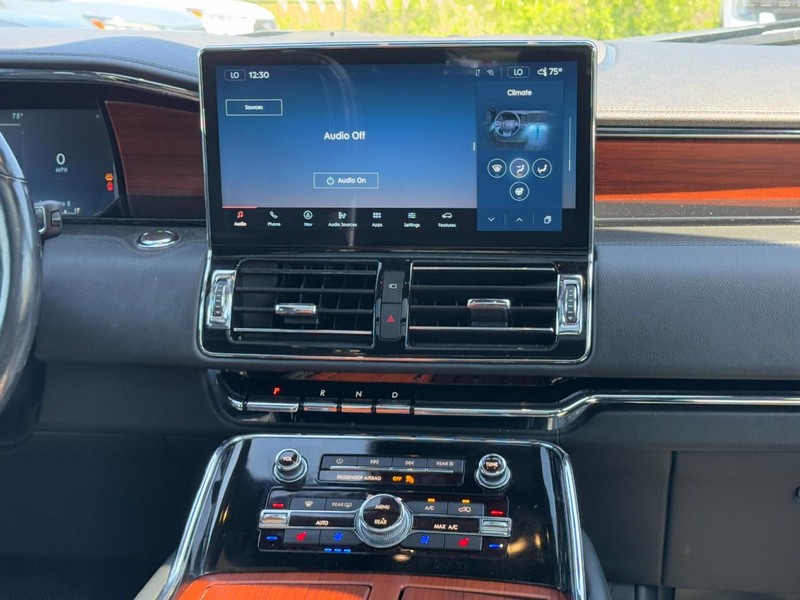 Lincoln Navigator Vehicle Full-screen Gallery Image 14