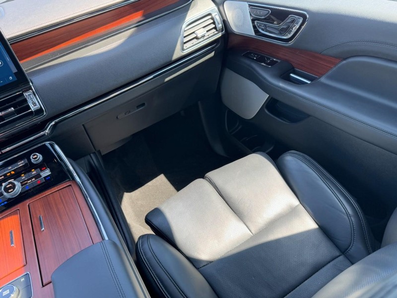 Lincoln Navigator Vehicle Full-screen Gallery Image 16