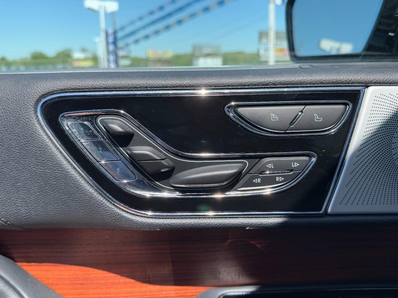 Lincoln Navigator Vehicle Full-screen Gallery Image 17