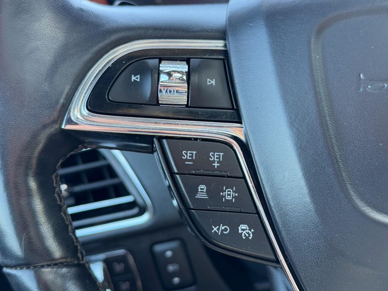Lincoln Navigator Vehicle Full-screen Gallery Image 18