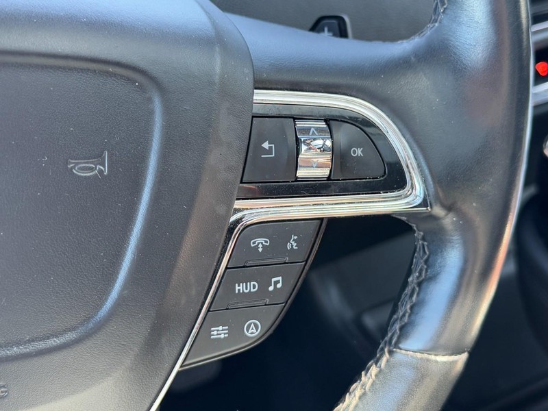 Lincoln Navigator Vehicle Full-screen Gallery Image 19