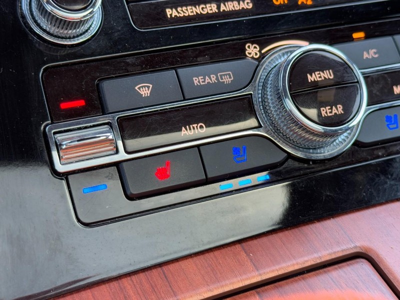 Lincoln Navigator Vehicle Full-screen Gallery Image 21