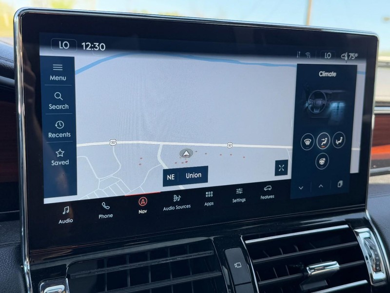 Lincoln Navigator Vehicle Full-screen Gallery Image 23