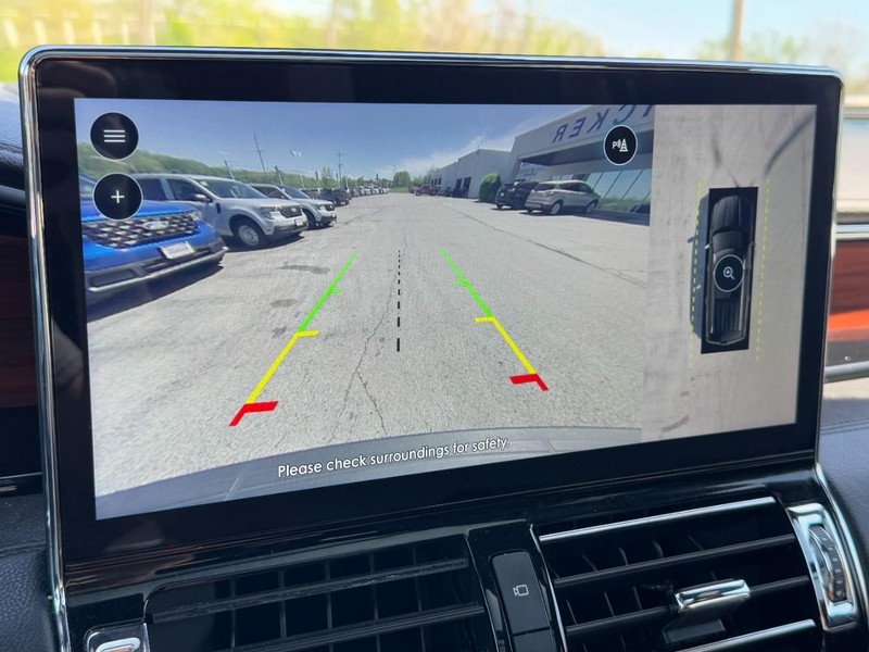 Lincoln Navigator Vehicle Full-screen Gallery Image 24