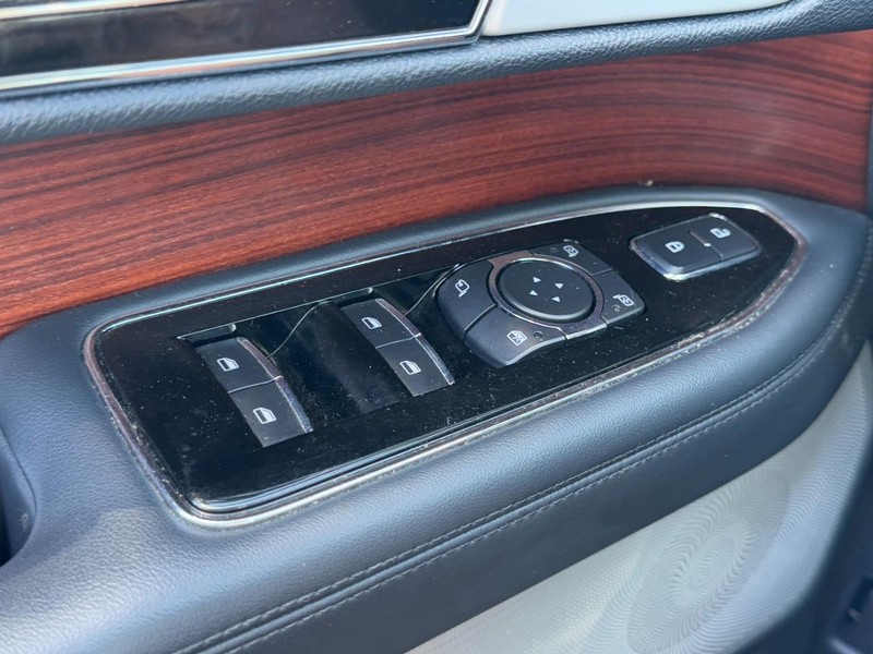 Lincoln Navigator Vehicle Full-screen Gallery Image 25