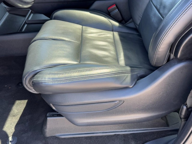 Lincoln Navigator Vehicle Full-screen Gallery Image 26